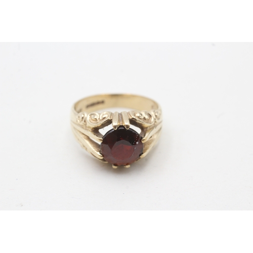 70 - 9ct gold garnet single stone ring (3.8g) Size K 1/2