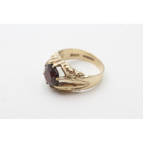 70 - 9ct gold garnet single stone ring (3.8g) Size K 1/2