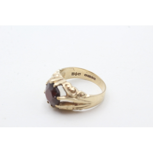 70 - 9ct gold garnet single stone ring (3.8g) Size K 1/2