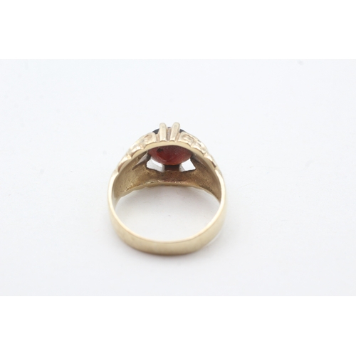 70 - 9ct gold garnet single stone ring (3.8g) Size K 1/2