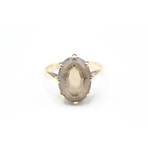 8 - 9ct gold smokey quartz single stone ring (3.9g) Size P