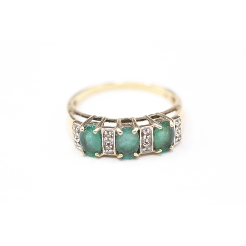 80 - 9ct gold emerald three stone ring with diamond spacers (3.6g) Size U