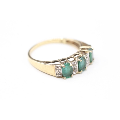 80 - 9ct gold emerald three stone ring with diamond spacers (3.6g) Size U