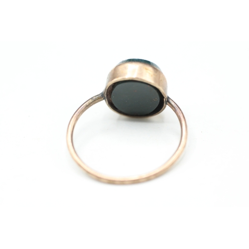 81 - 9ct gold bloodstone single stone ring (2.4g) AS SEEN - MISSHAPEN Size N