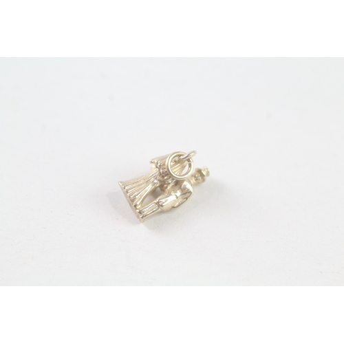 85 - 9ct gold married couple charm (1.2g)