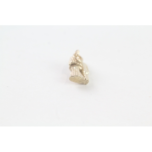 85 - 9ct gold married couple charm (1.2g)