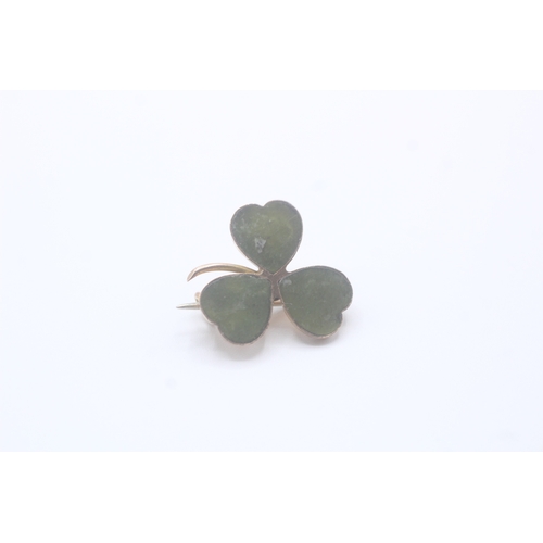 91 - 9ct gold connemara marble clover brooch (2.2g)