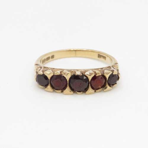 104 - 9ct gold garnet five stone ring (3.2g) Size M 1/2