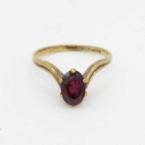 108 - 9ct gold garnet chevron ring (1.5g) Size J