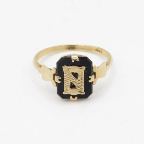 21 - 9ct gold onyx 'A' initial ring (1.8g) Size M