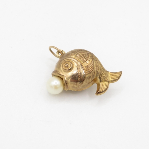 35 - 9ct gold cultured pearl fish charm (2.4g)