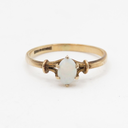 83 - 9ct gold opal single stone ring (1.4g) Size O