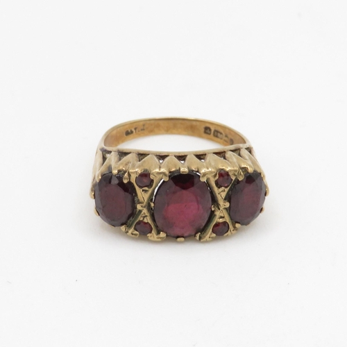 84 - 9ct gold garnet flat setting ring (4.3g) Size M 1/2