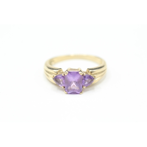 10 - 9ct gold amethyst trilogy ring (2.8g) Size N