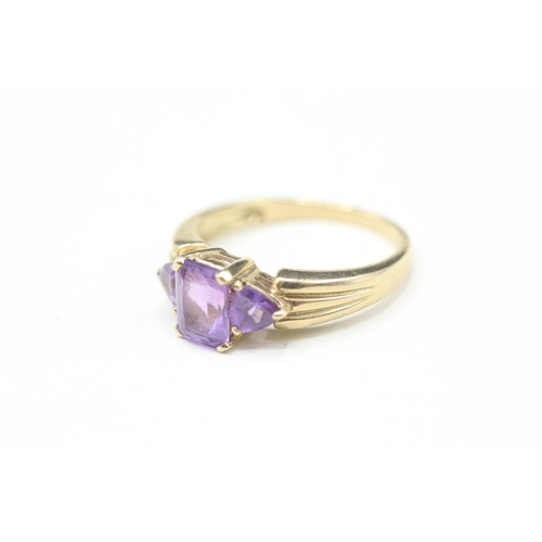 10 - 9ct gold amethyst trilogy ring (2.8g) Size N