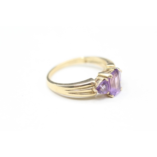 10 - 9ct gold amethyst trilogy ring (2.8g) Size N