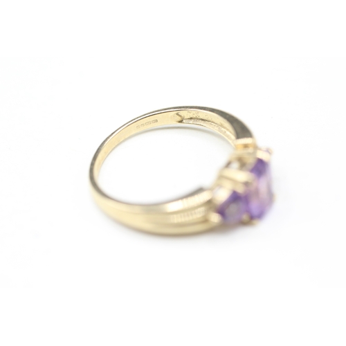 10 - 9ct gold amethyst trilogy ring (2.8g) Size N