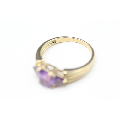 10 - 9ct gold amethyst trilogy ring (2.8g) Size N