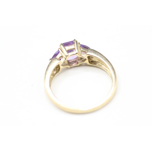 10 - 9ct gold amethyst trilogy ring (2.8g) Size N