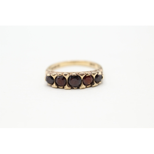 104 - 9ct gold garnet five stone ring (3.2g) Size M 1/2