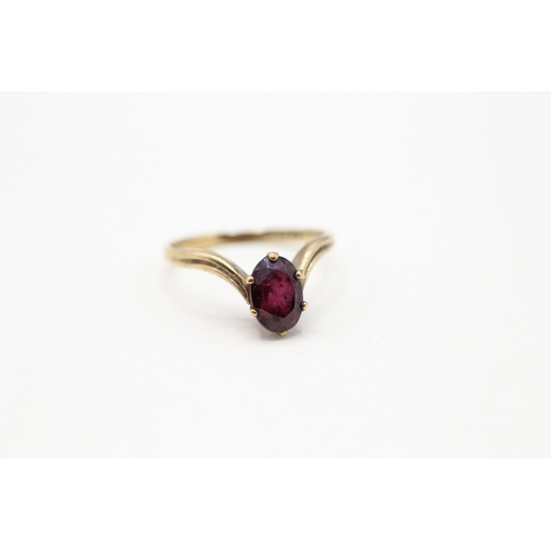 108 - 9ct gold garnet chevron ring (1.5g) Size J