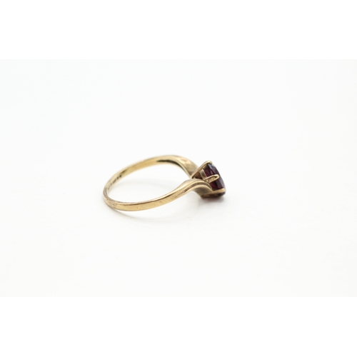 108 - 9ct gold garnet chevron ring (1.5g) Size J