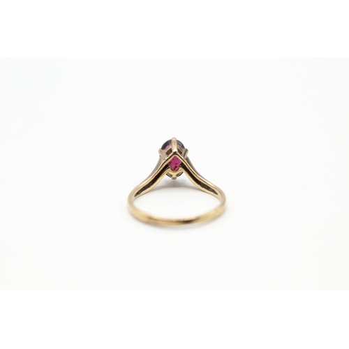 108 - 9ct gold garnet chevron ring (1.5g) Size J