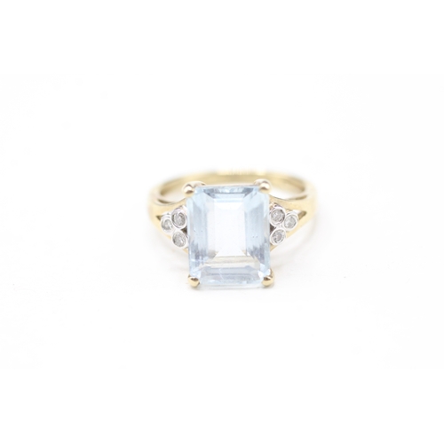 11 - 9ct gold diamond and aquamarine cocktail ring (2.4g) Size J 1/2