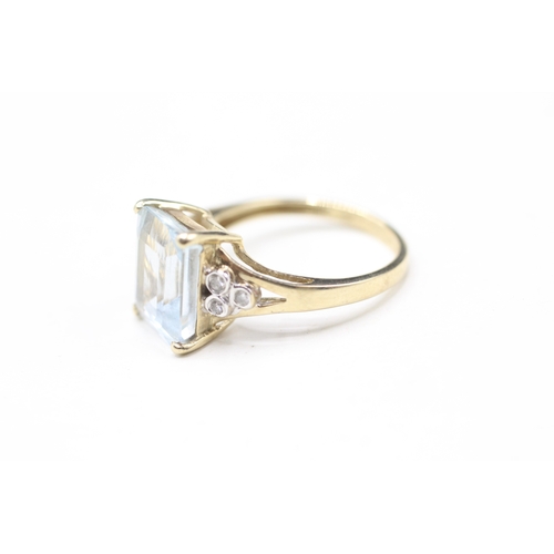 11 - 9ct gold diamond and aquamarine cocktail ring (2.4g) Size J 1/2