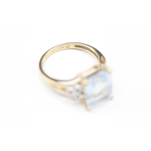 11 - 9ct gold diamond and aquamarine cocktail ring (2.4g) Size J 1/2