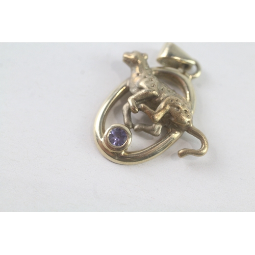 117 - 9ct gold purple gemstone leopard pendant (3.8g)