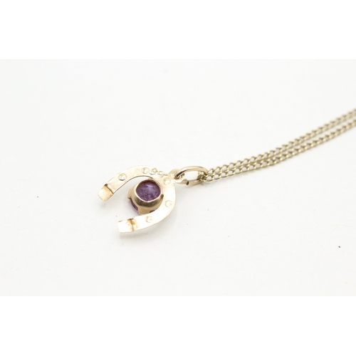 14 - 9ct gold purple gemstone horseshoe pendant on chain (2g)