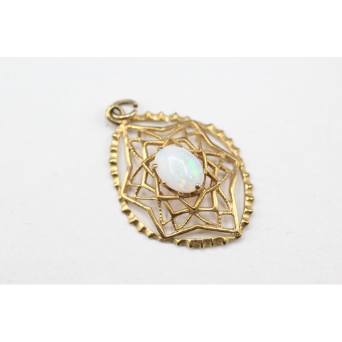 18 - 9ct gold opal framed pendant (1.2g)