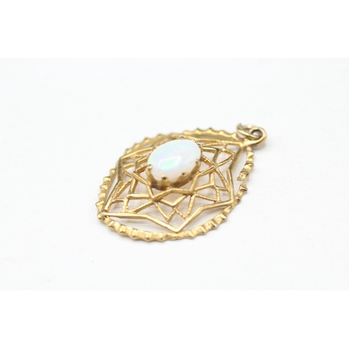 18 - 9ct gold opal framed pendant (1.2g)