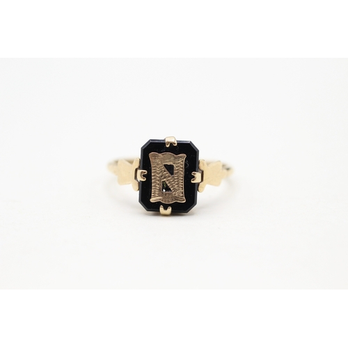 21 - 9ct gold onyx 'A' initial ring (1.8g) Size M