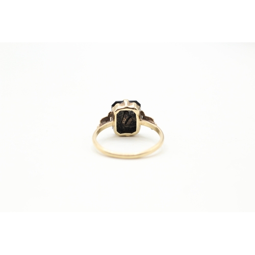 21 - 9ct gold onyx 'A' initial ring (1.8g) Size M