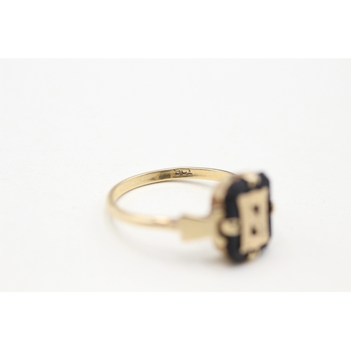 21 - 9ct gold onyx 'A' initial ring (1.8g) Size M