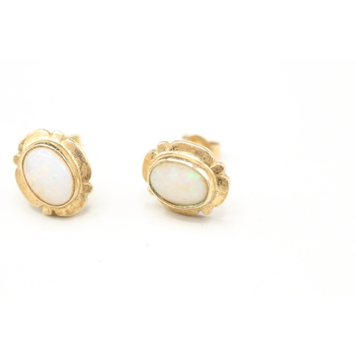 32 - 9ct gold opal framed stud earring (2.1g)