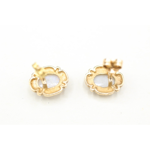 32 - 9ct gold opal framed stud earring (2.1g)