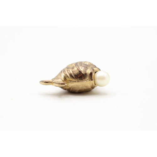 35 - 9ct gold cultured pearl fish charm (2.4g)