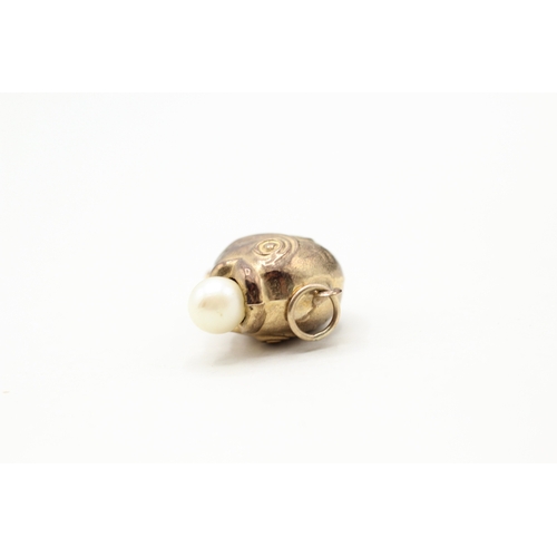 35 - 9ct gold cultured pearl fish charm (2.4g)