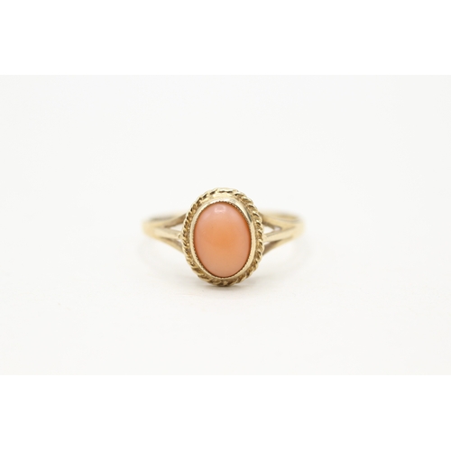 41 - 9ct gold coral single stone ring (1.4g) Size M