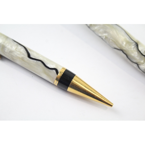 464 - Parker Duofold White Marble Fountain Pen w/ 18ct Gold Nib WRITING