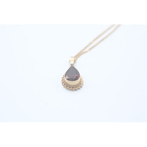 49 - 9ct gold garnet pear pendant on chain (2.3g)