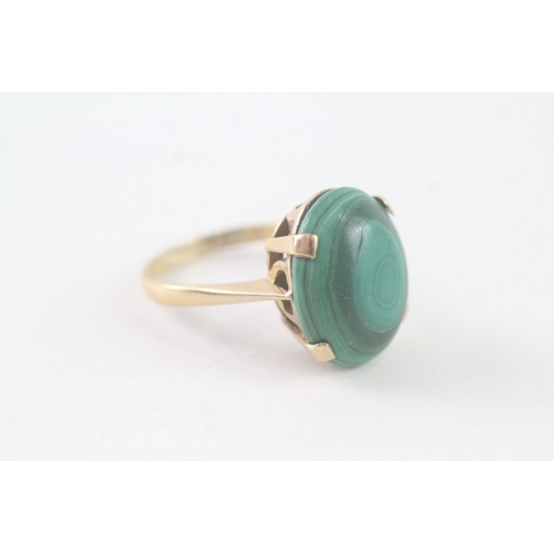 6 - 9ct gold malachite single stone ring (7.9g) Size T