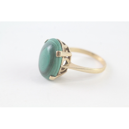 6 - 9ct gold malachite single stone ring (7.9g) Size T