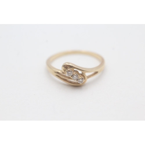 62 - 14ct gold three stone diamond ring (2.1g) Size O