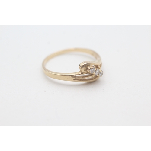 62 - 14ct gold three stone diamond ring (2.1g) Size O