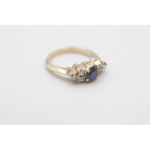 67 - 14ct gold diamond & sapphire trefoil ring (3g) Size F