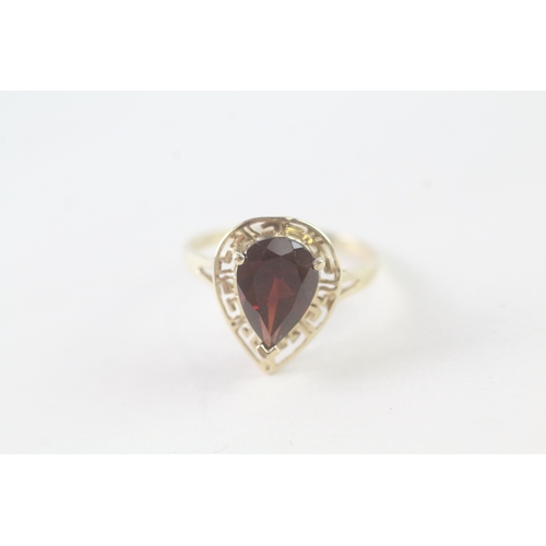 72 - 9ct gold garnet pear single stone ring (1.8g) Size M